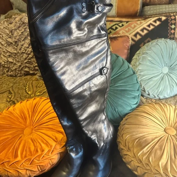 🔥🔥These boots are freaking awesome over the knee made in Italy